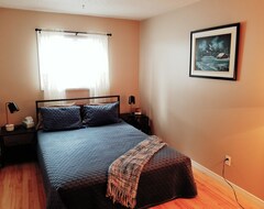 Entire House / Apartment Chalet Béatitude - Waterfront, Spa, Games Room, Wifi And + (Bowman, Canada)