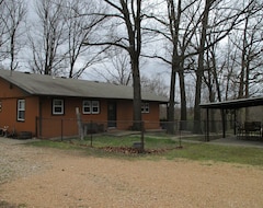 Entire House / Apartment 3 Br Luxury Fishing Cabin-fenced Yard-pet Friendly-outdoor Patio-campfire Ring (Cassville, USA)