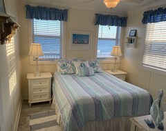 Entire House / Apartment Ocean Front Cottage. Available Until Dec 24th-3 Adults Or Small Family (Holly Ridge, USA)