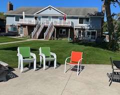 Entire House / Apartment Waterfront Condo On Portage Lake - Unit #1 (Onekama, USA)