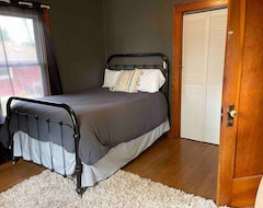 Casa/apartamento entero Bright 4br Bungalow Sleep 12 Near Des Moines & I80 (Stuart, EE. UU.)