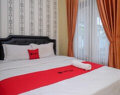 Hotelli RedDoorz at Paris Ocean (Baros, Indonesia)