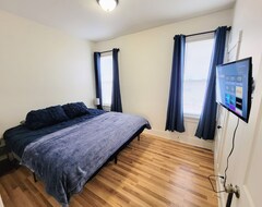 Cijela kuća/apartman Two-tone Train Home! King Bed, Pet Friendly, Foosball! (Galesburg, Sjedinjene Američke Države)