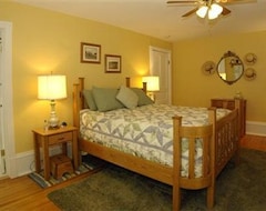 Plain & Fancy Bed & Breakfast (Ironton, USA)