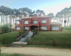 Toàn bộ căn nhà/căn hộ Villa In A Luxury Private Neighborhood Located At Mananatiales, Punta Del Este (Manantiales, Uruguay)