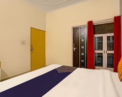 Khách sạn Spot On 75330 Hotel Grand Blue (Meerut, Ấn Độ)