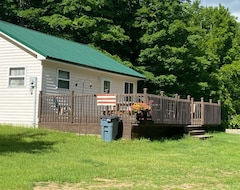 Casa/apartamento entero New Owners ! Secluded Deerfoot Cabin Getaway (Eckerman, EE. UU.)