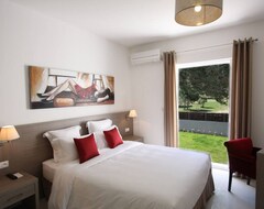 Prestigious Villa With Hotel Services And Private Pool - Secure Domain (Calvi, Frankrig)