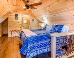 Toàn bộ căn nhà/căn hộ Cozy Mountain Cottage With A Full Kitchen, Cable Tv, Firepit, & Balcony (Scaly Mountain, Hoa Kỳ)