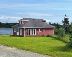 Entire House / Apartment Charming Craftsman Cottage - Tranquility On The Bay! (Colinet, Canada)