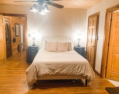 Cijela kuća/apartman Colorado River Log Cabin W/a Pool & Sauna Near Colorado Bend State Park (San Saba, Sjedinjene Američke Države)