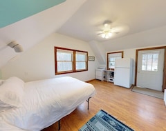 Hele huset/lejligheden Dreamy Dog-friendly Retreat W/ Gorgeous Views, Wood Fireplace, & Large Deck! (Waitsfield, USA)