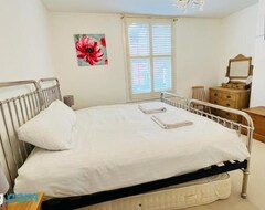 Khách sạn Grove Road Cottages - Lunas - 2 Bedrooms - Free Parking & Wifi (Stratford-upon-Avon, Vương quốc Anh)