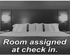 Hotel Holiday Inn Express & Suites Brampton (Brampton, Canada)