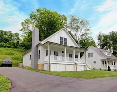 Entire House / Apartment Charming Cottage With Allegheny Mountain Views, Loft, And Access To The Old Dairy Complex (Warm Springs, USA)