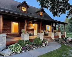 Toàn bộ căn nhà/căn hộ Country Living Log Home With Hot Tub And Sauna (Sault Ste. Marie, Hoa Kỳ)
