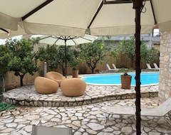 Koko talo/asunto Stone Luxurious Villa With A Swimming Pool (Agios Ioannis - Kinouria, Kreikka)