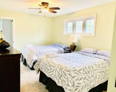 Entire House / Apartment Beautiful Holiday Getaway In Grand Bend! (Lambton, Canada)