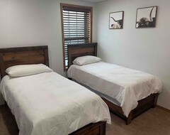 Entire House / Apartment Old West Themed 2 Bedroom Apartment Downtown Close To All Tourist Attractions (Dodge City, USA)