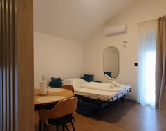 Khách sạn Apartments Johnny (Podstrana, Croatia)
