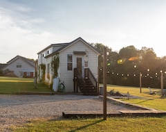 Koko talo/asunto The Tiny House At Uproot Farms - A Unique Experience (Campobello, Amerikan Yhdysvallat)