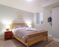 Hele huset/lejligheden Newly Renovated Pet Friendly Apt By Parks And Train (Boston, USA)