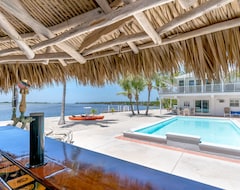 Toàn bộ căn nhà/căn hộ Beautiful Oceanfront Home On Ramrod Key - Three Lots, Dock & Poolside Tiki Bar (Ramrod Key, Hoa Kỳ)