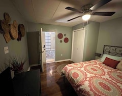 Toàn bộ căn nhà/căn hộ Adorable 2 Bedroom Modern Home (Ashland, Hoa Kỳ)