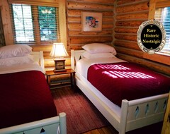 Toàn bộ căn nhà/căn hộ The Gold Fox Lodge - Romantic Getaway, Vintage, Riverside Log Cabin (Luzerne, Hoa Kỳ)
