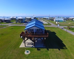 Entire House / Apartment Beautiful Beach Getaway In Grand Isle With Amazing Beach View- Pet Friendly (Grand Isle, USA)