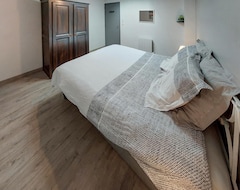 Toàn bộ căn nhà/căn hộ 4 Bedroom Accommodation In Champoly (Champoly, Pháp)