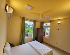 Khách sạn White Sand Inn (Maamigili, Maldives)