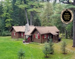 Toàn bộ căn nhà/căn hộ The Gold Fox Lodge - Romantic Getaway, Vintage, Riverside Log Cabin (Luzerne, Hoa Kỳ)