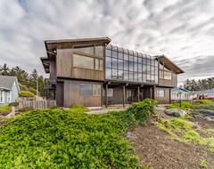 Hele huset/lejligheden Luxurious Home Boasting Ocean Views, A Sauna, Pool Table, & More (Crescent City, USA)