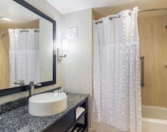 Hotel Embassy Suites By Hilton Newark Airport (New York, USA)