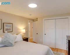 Casa/apartamento entero Cozy Massachusetts Retreat With Fireplace And Deck (Bedford, EE. UU.)