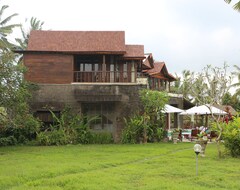 Koko talo/asunto A Calm And Beautiful 3 Bedrooms Villa In The Heart Of Beautiful Rice Fields (Tegal, Indonesia)