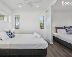 Cijela kuća/apartman Essence House - 4 Bedroom Waterfront Holiday Home (Broadbeach Waters, Australija)