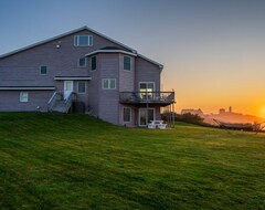 Toàn bộ căn nhà/căn hộ Stunning Nubble Lighthouse & Ocean Views, 3891 Sq. Ft. 267' Of Rocky Coast! (York, Hoa Kỳ)