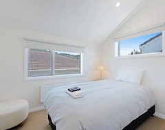 Entire House / Apartment Lyall Bay Parade Apartment (Wellington, New Zealand)