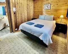 Entire House / Apartment Cozy Cabin With Woodstove, Free Firewood Included! (Nestor Falls, Canada)