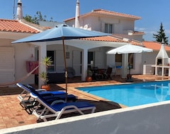 Hotel Bonito chalet con piscina privada, terraza, jardín y parque infantil (Faro, Portugal)