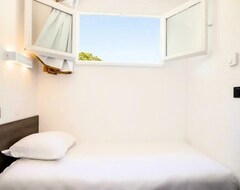 Khách sạn Sowell HÔtels Lolivier - Comfort Triple Room For 2 People (Arles, Pháp)