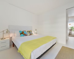 Koko talo/asunto Design Apartment For 4 People At The Best Location. In Front Of Pacha & Lío. (Ibiza, Espanja)