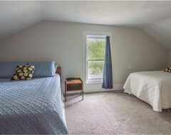 Entire House / Apartment Simba’s House Mid 1800’s Burton Village Retreat (Chardon, USA)