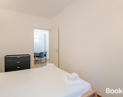 Casa/apartamento entero Genoa Quarto Dei Mille Roomy Flat (Génova, Italia)