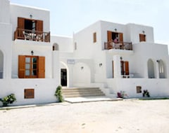 Khách sạn Roussos Beach (Kamari, Hy Lạp)