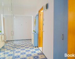 Toàn bộ căn nhà/căn hộ Sleek And Serene: 1br Apartment With Workspace (Bucharest, Romania)