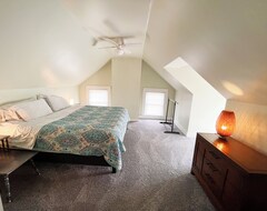 Hele huset/lejligheden Newly Renovated Attic Apartment (Warren, USA)