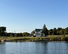 Toàn bộ căn nhà/căn hộ Waterfront Farm House/cottage With Firepit/private Dock (Gananoque, Canada)